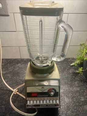 Vintage MCM Oster Pulse Matic 10 Countertop Blender in Avocado Green   5 cup.